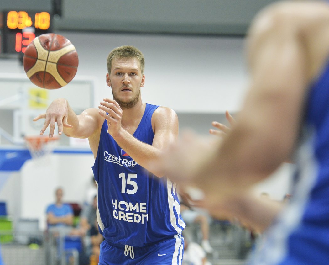 Reprezentační pivot Martin Peterka v dětství utíral basketbalové palubovky a při hře s bratrem zbořil sousedce strop. Teď však vyhlíží zářijové MS.