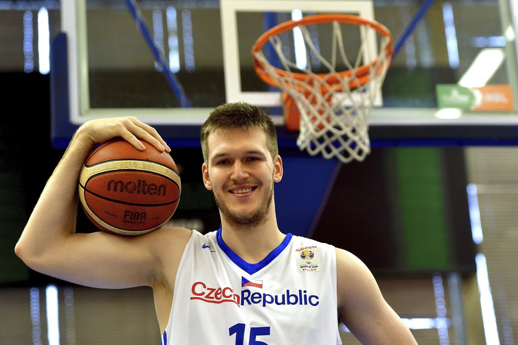 Reprezentační pivot Martin Peterka v dětství utíral basketbalové palubovky a při hře s bratrem zbořil sousedce strop. Teď však vyhlíží zářijové MS.