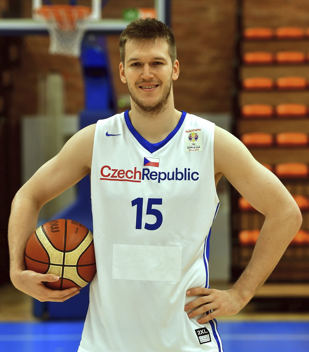 Reprezentační pivot Martin Peterka v dětství utíral basketbalové palubovky a při hře s bratrem zbořil sousedce strop. Teď však vyhlíží zářijové MS.