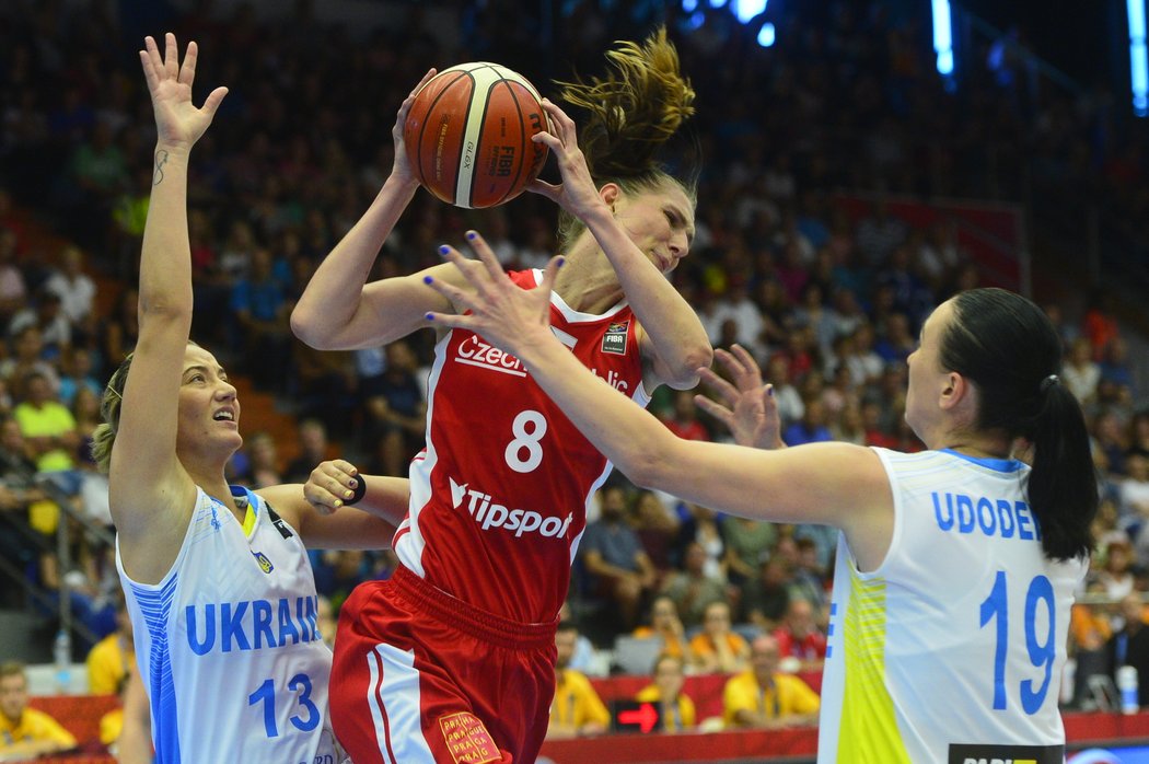 Basketbalistky Česka a Ukrajiny během utkání ME v Praze