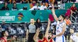 Tomáš Satoranský střílí v zápase proti Černé Hoře na ME basketbalistů