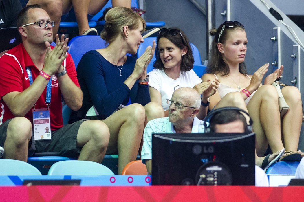 Martina Sáblíková s bývalou basketbalistkou Ivanou Večeřovou v hledišti zápasu Česko - Španělsko