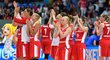 České basketbalistky děkují fanouškům po úvodní prohře s Ukrajinou