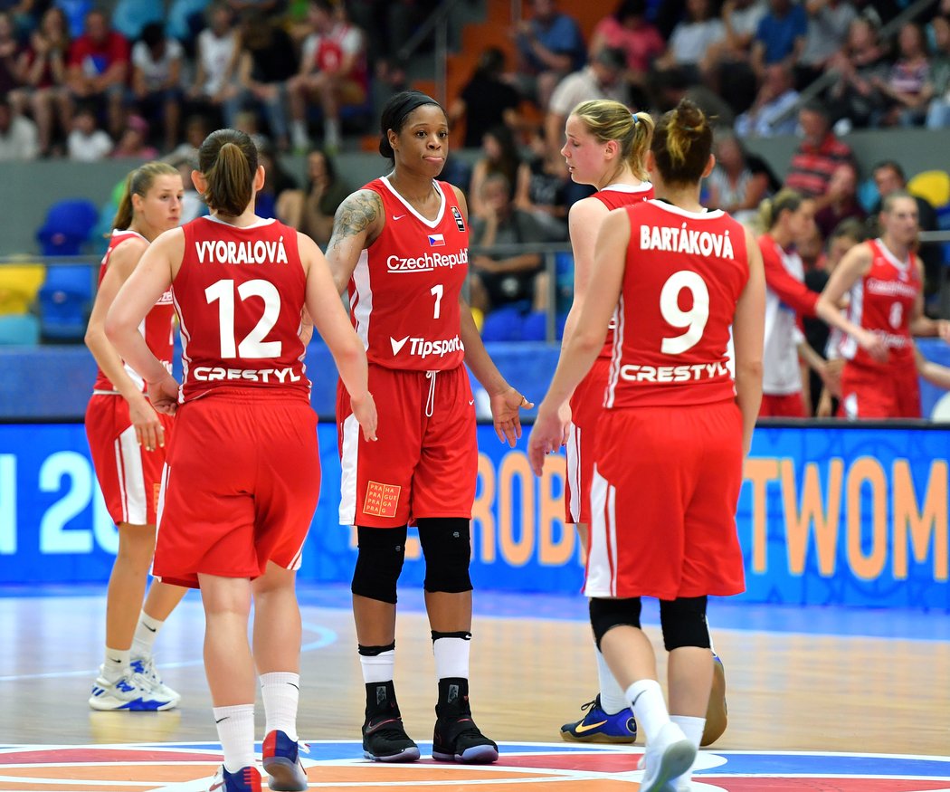 Smutné české basketbalistky v čele s Kiou Vaughnovou po úvodní porážce s Ukrajinou