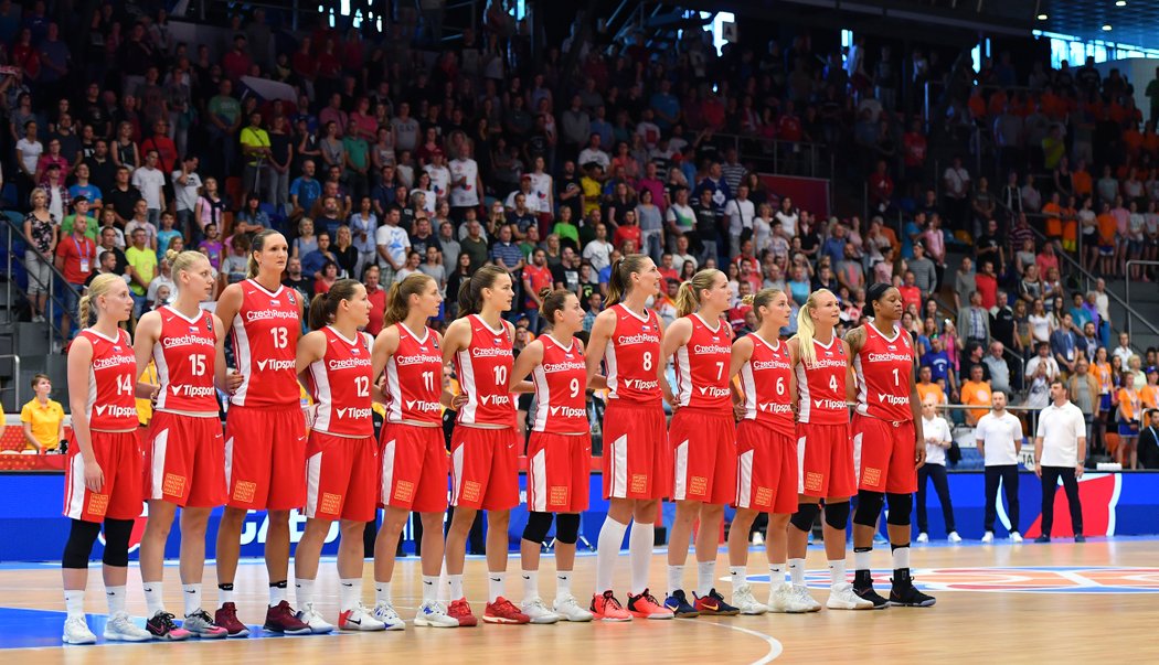 České basketbalistky před svým úvodním zápasem na domácím ME proti Ukrajině