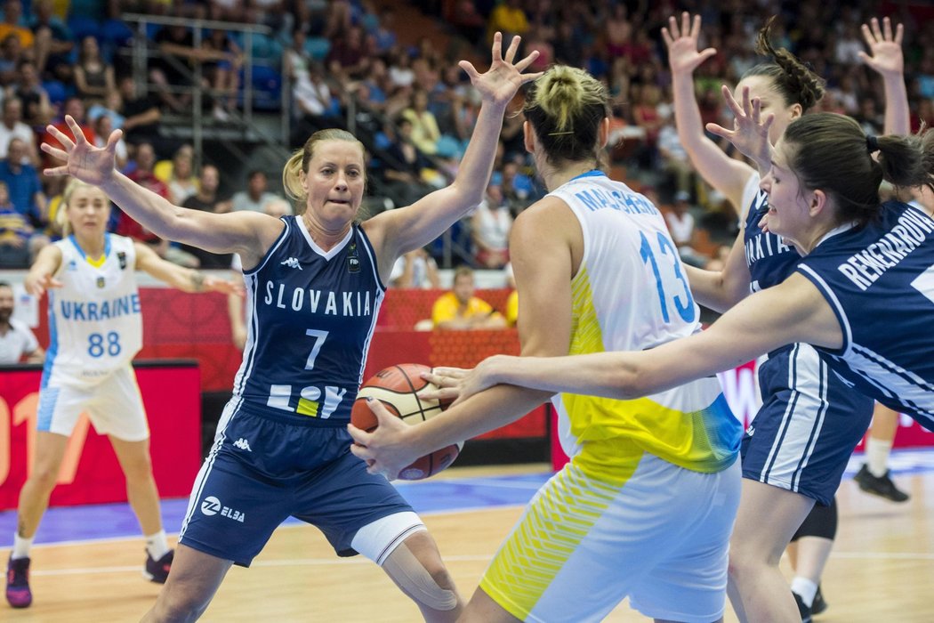 Slovenská basketbalistka Zuzana Žirková (vlevo) táhne reprezentaci za úspěchem