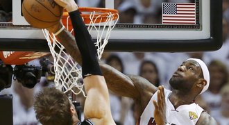 Miami ve finále play off NBA srovnalo krok se San Antoniem