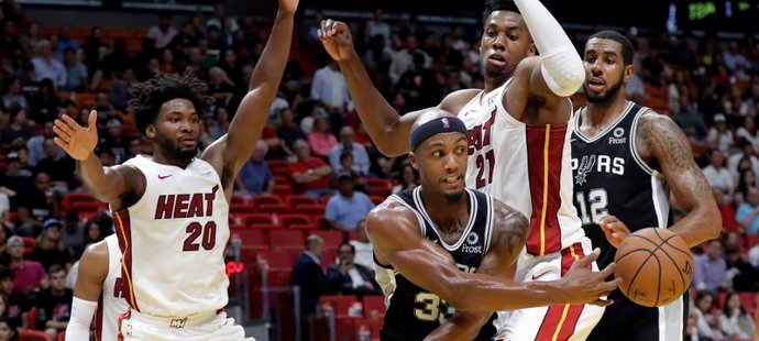 Při výhře Miami nad San Antoniem v NBA zazářil pivot Whiteside