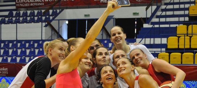 České basketbalistky a jejich bojovné selfie před startem mistrovství Evropy