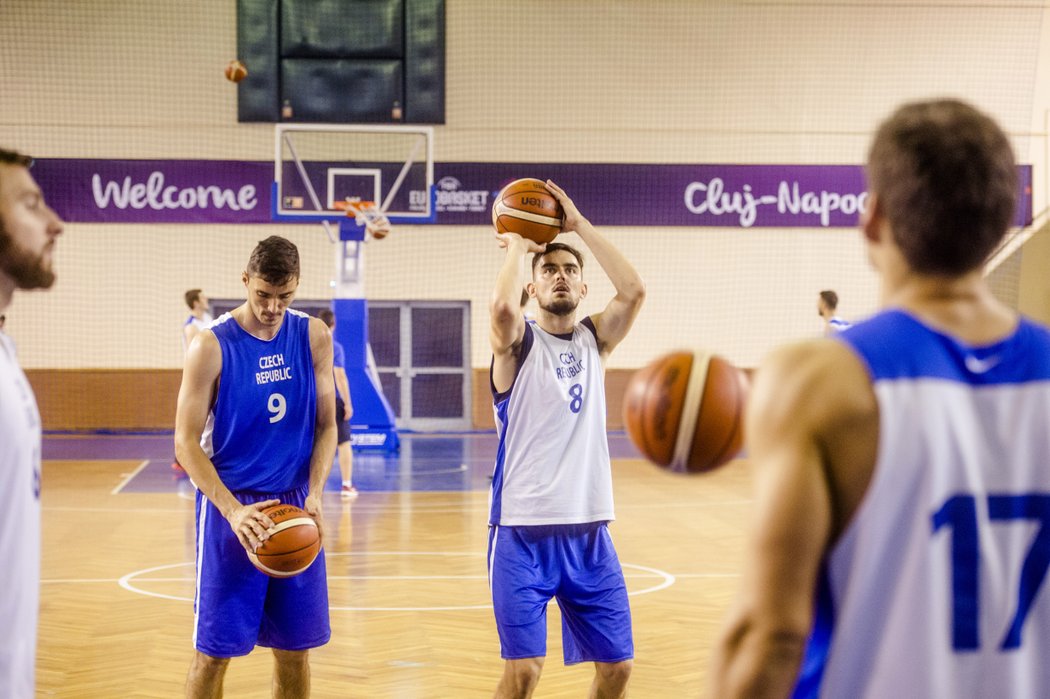 Basketbalista Jiří Welsch (vlevo) a Tomáš Satoranský (vpravo) na tréninku české basketbalové reprezentace