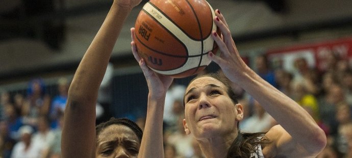 Srbská basketbalistka Sonja Petrovičová (vpravo) ve finále ME proti Francii