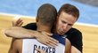 Tony Parker se objímá s koučem Vincentem Colletem po vítězném finále ME v basketbale