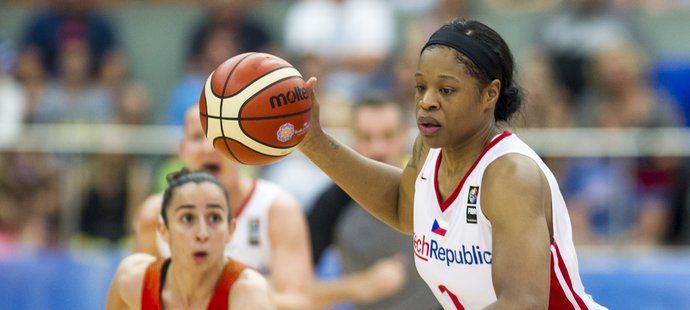 Česká reprezentační basketbalistka Kia Vaughnová v duelu se Španělskem