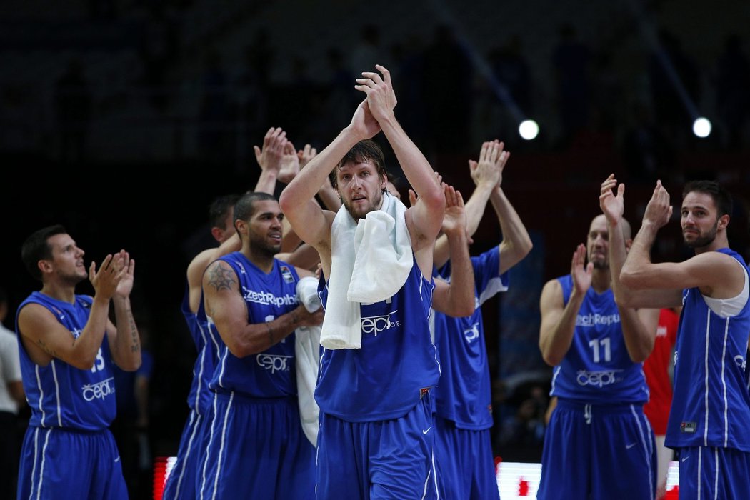 Čeští basketbalisté v čele s Janem Veselým děkují fanouškům po svém postupu do čtvrtfinále mistrovství Evropy