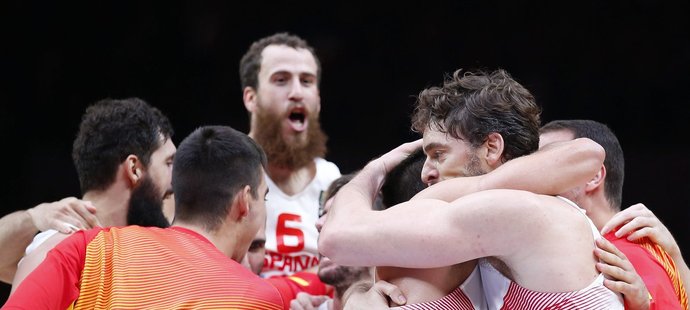 Basketbalisté Španělska slaví výhru v prodloužení čtvrtfinále mistrovství Evropy nad domácí Francií