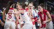 Kateřina Elhotová povzbuzuje spoluhráčky v druhém duelu na ME proti Švédsku
