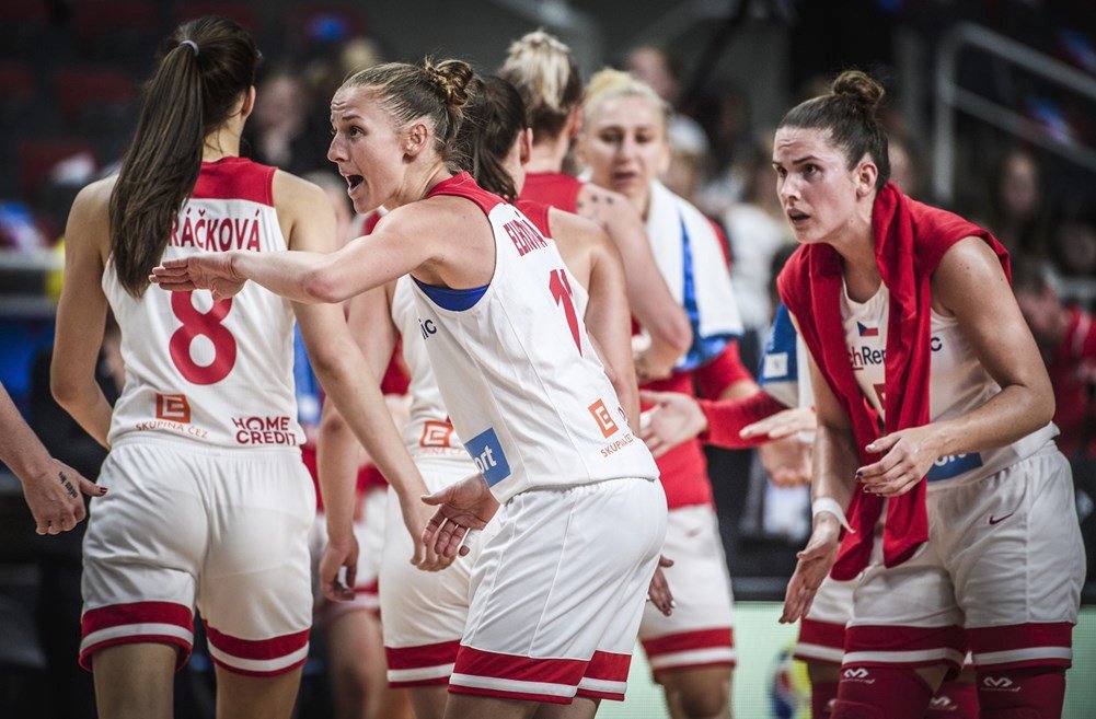 Kateřina Elhotová povzbuzuje spoluhráčky v druhém duelu na ME proti Švédsku