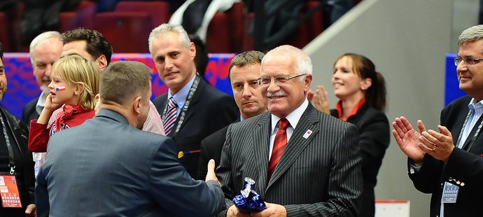 Český kouč Lubomír Blažek přijímá gratulaci od prezidenta Václava Klause