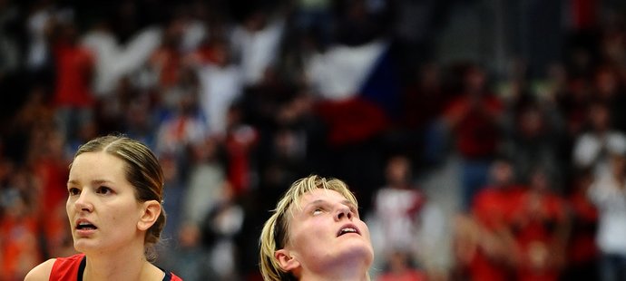 Radostné gesto Hany Horákové v posledních minutách zápasu, za ní Eva Vítečková