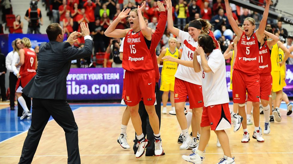 České basketbalistky v čele s Evou Vítečkovou (uprostřed) slaví postup do semifinále MS