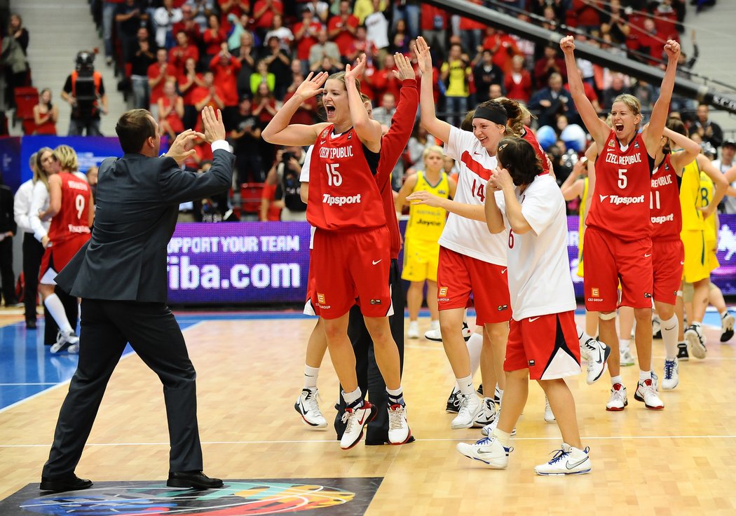 České basketbalistky v čele s Evou Vítečkovou (uprostřed) slaví postup do semifinále MS