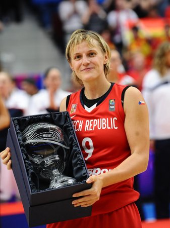 Hana Horáková s trofejí pro nejužitečnější hráčku mistrovství světa