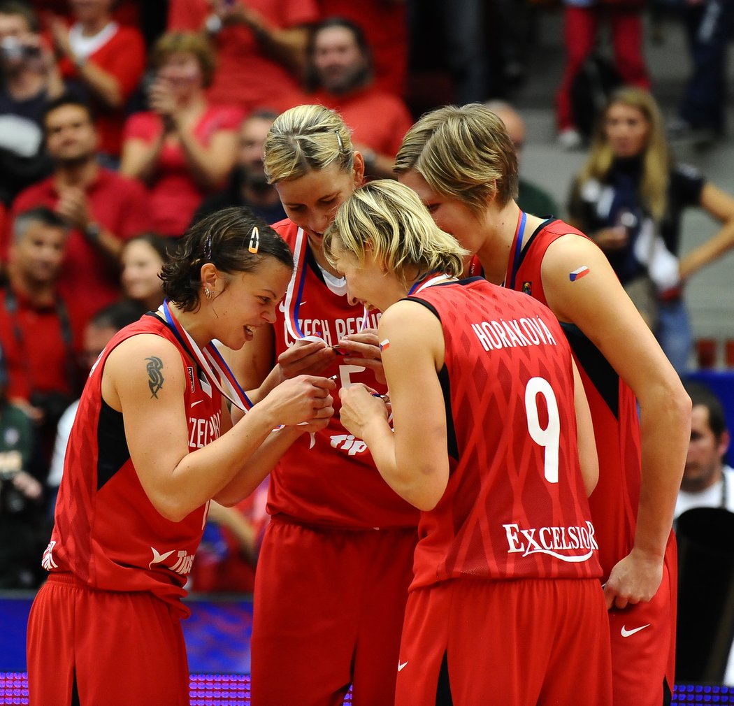 České basketbalistky Veronika Bortelová, Ivana Večeřová, Hana Horáková a Jana Veselá se radují ze stříbrných medailí