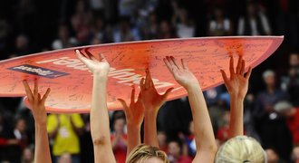 FOTO: Basketbalistky slaví zázračné stříbro