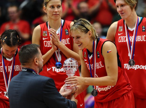 Kouč Lubor Blažek přebírá od Hanky Horákové trofej pro druhý tým světa Kouč Lubor Blažek přebírá od Hanky Horákové trofej pro druhý tým světa