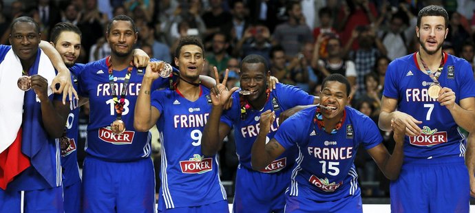 Basketbalisté Francie se radují z bronzových medailí z mistrovství světa po výhře nad Litvou
