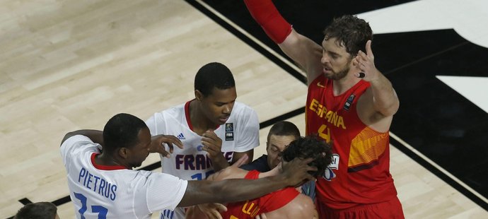 Čtvrtfinále MS basketbalistů mezi Francií a domácím Španělskem nabídlo dramatické zápletky