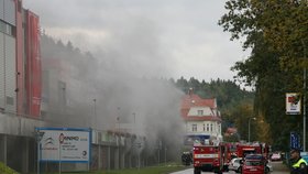 Kouř se valí z karlovarské arény, kde se už 3. října má konat finále mistrovství světa basketbalistek