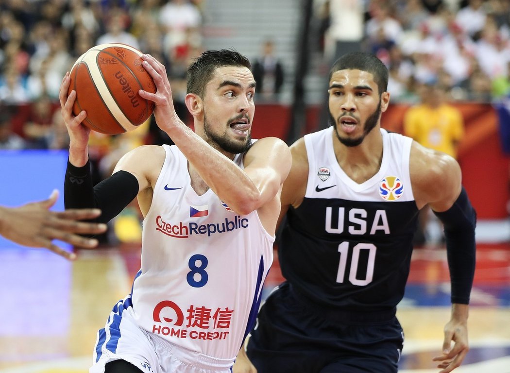 Tomáš Satoranský v zápase s USA na mistrovství světa 2019. Jayson Tatum je v americkém výběru i pro olympiádu v Tokiu, kde si souboj zopakují...