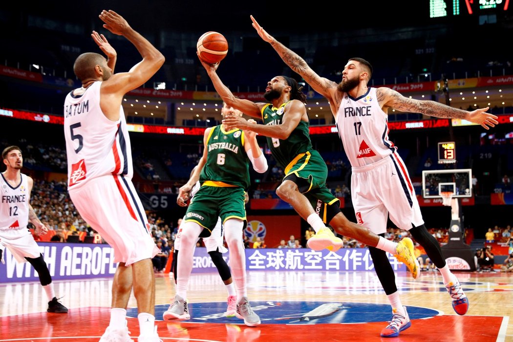 Patty Mills se 30 body řídil těsnou výhru Austrálie nad Francií 100:98