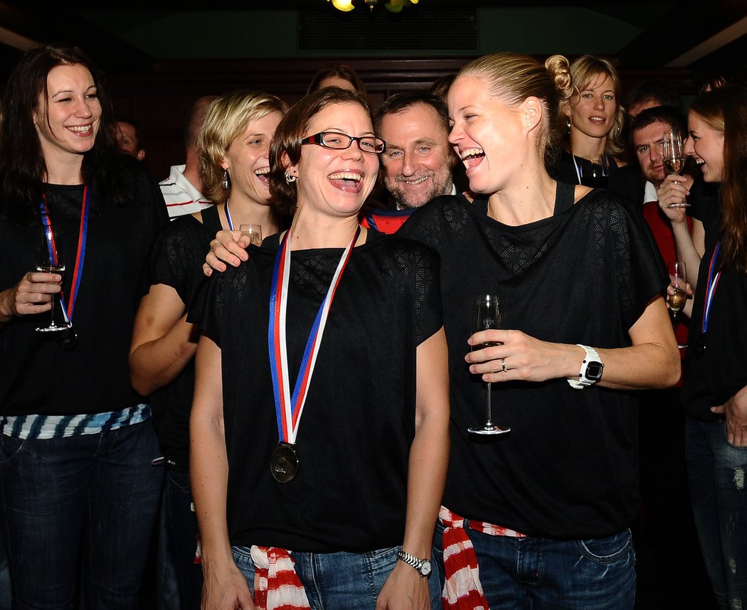 Večírek basketbalistek v hotelu Pupp: Veronika Bortelová a Markéta Bednářová za nimi schovaný trenér Lubor Blažek