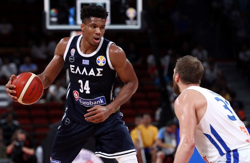 Řecká hvězda Giannis Antetokounmpo útočí v utkání osmifinálové skupiny na MS proti Česku