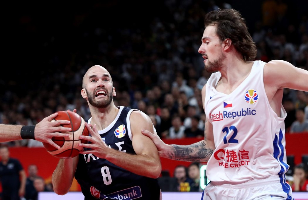 Nick Calathes z Řecka v souboji s Ondřejem Balvínem