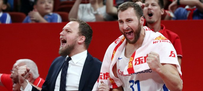 Česko - Řecko 77:84. Šťastná prohra! Po triumfu USA jsou Češi ve čtvrtfinále