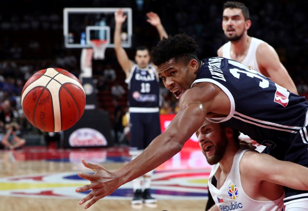 Řecká hvězda Giannis Antetokounmpo bojuje o míč v utkání MS s Českem, vzadu přihlíží Tomáš Satoranský