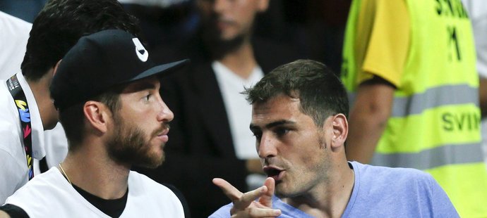 Sergio Ramos a Iker Casillas (vpravo) na čtvrtfinále MS mezi Španělskem a Francií