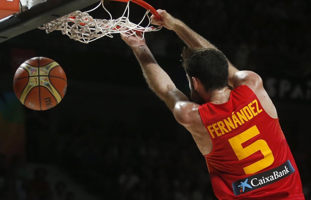 Famózní smeč pozadu v podání Španěla Rudy Fernandeze domácí basketbalisty ve čtvrtfinále s Francií nezachránila