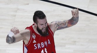 Basketbalová Boží ruka: Vousatý obr jemnou tečí pobláznil Srbsko