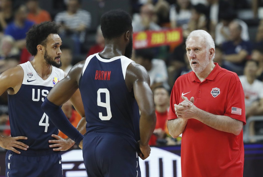 Trenér Spojených států Gregg Popovich promlouvá ke svým svěřencům