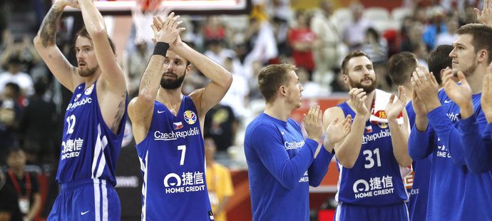 Spokojení čeští basketbalisté slaví výhru nad Japonskem