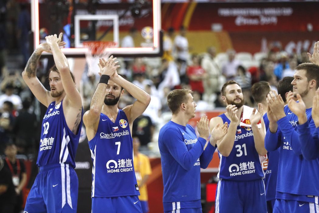 Spokojení čeští basketbalisté slaví výhru nad Japonskem