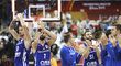 Spokojení čeští basketbalisté slaví výhru nad Japonskem