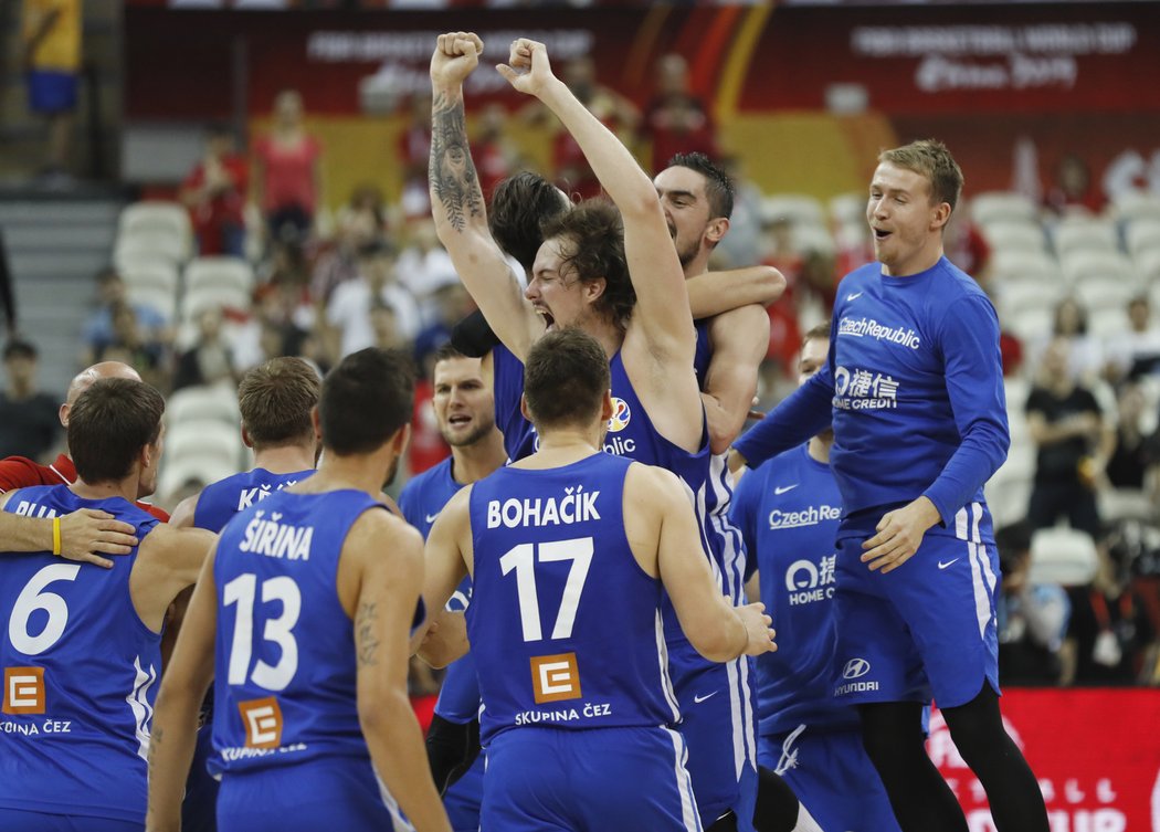 Čeští basketbalisté na MS na závěr základní skupiny porazili 91:76 Turecko a postoupili do osmifinále. Navíc si zajistili účast v kvalifikaci o OH.