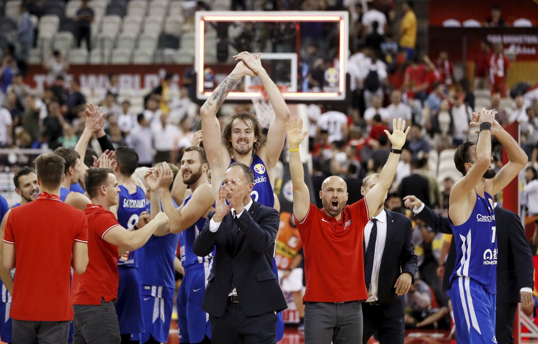 Čeští basketbalisté na MS na závěr základní skupiny porazili 91:76 Turecko a postoupili do osmifinále. Navíc si zajistili účast v kvalifikaci o OH.