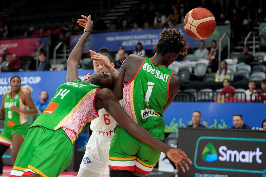 Basketbalistky Mali v zápase MS proti Srbsku