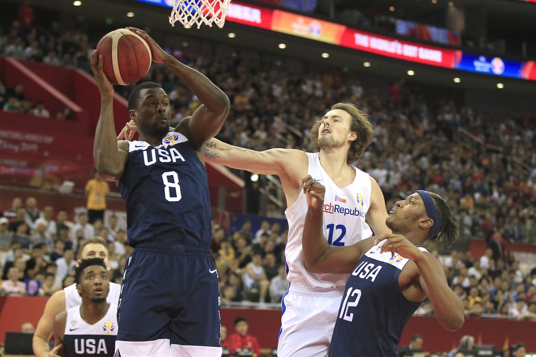 Harrison Barnes a Myles Turner v souboji s Ondřejem Balvínem